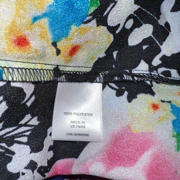 New York and company sleeveless pretty floral button up blouse - Picture 8 of 8